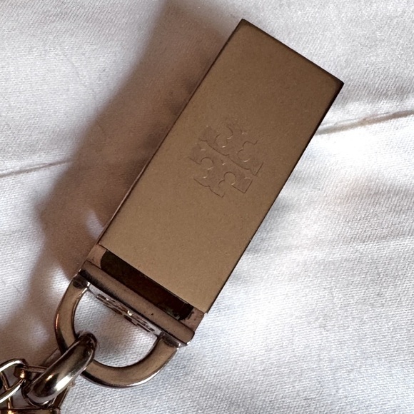 ✨ Tory Burch Rose Gold-Tone Logo Pendant Necklace – Chic, Sleek & Fabulous ✨ - Picture 8 of 16